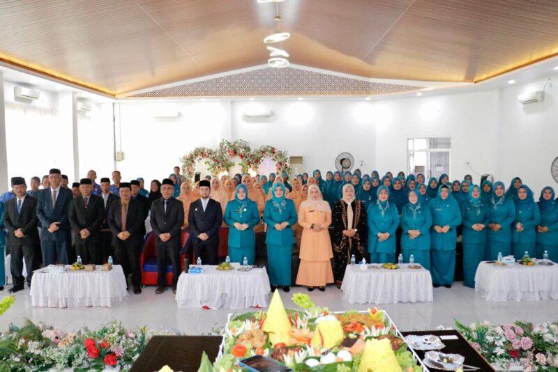 Foto bersama para kader TP PKK Aceh Barat saat mengikuti peringatan HKG ke-53 dan Rapat Konsultasi di Aula Bappeda, Senin (17/11/2025). Foto: Dok. Istimewa