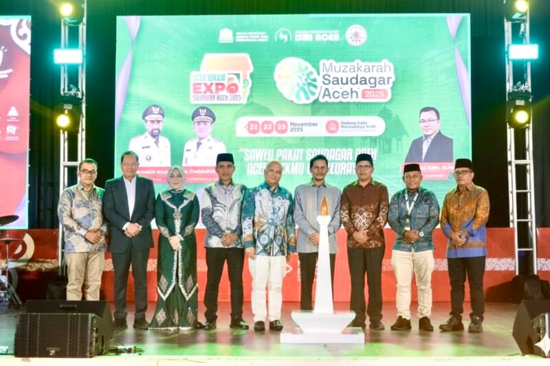 Ketum MPP ISMI, Dr Ing Ilham Akbar Habibie MBA, Ketua DGA, Dr Mustafa Abubakar, bersama Asisten II Sekda Aceh, Dr Zulkifli MSi, Anggota DPR RI, Muslim Ayub, Wakil Ketua DPRA, H Saifuddin Muhammad (Yah Fud), Anggota DPRA, Hj Salmawati (Bunda Salma), Ketua MPW ISMI Aceh, Nurchalis SP MSi, Katibul Wali Nanggroe, Tgk Abdullah Hasballah SAg MSM, dan Plt Kadiskop UKM Aceh, Zulkifli SPd MPd, secara simbolis membuka acara Kick Off Muzakarah Saudagar Aceh dan UMKM Expo Saudagar Aceh 2025 di Gedung Balai Meuseuraya, Banda Aceh, Jumat (21/11/2025) malam. Foto: Dok ISMI Aceh