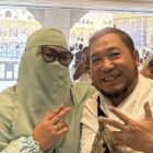 CEO Samira Travel, Abi Uzi, memanjatkan doa untuk masyarakat Aceh di depan Ka'bah saat melaksanakan ibadah umrah, Jumat (28/11/2025). Foto: Dok. Istimewa