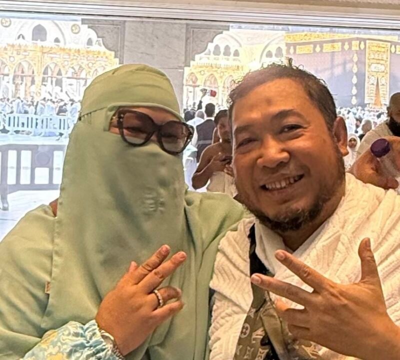CEO Samira Travel, Abi Uzi, memanjatkan doa untuk masyarakat Aceh di depan Ka'bah saat melaksanakan ibadah umrah, Jumat (28/11/2025). Foto: Dok. Istimewa