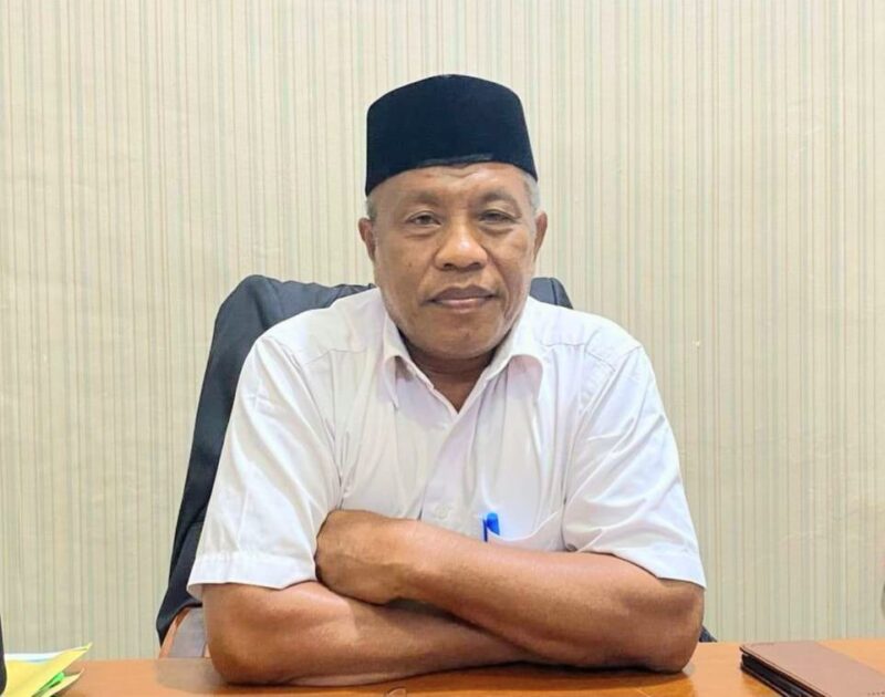 Kepala Dinas Syariat Islam Kabupaten Aceh Barat, Muhammad Isa, menyampaikan rasa syukur dan kebanggaannya atas pencapaian Kafilah Musabaqah Tilawatil Quran (MTQ) Kabupaten Aceh Barat yang berhasil lolos dalam tiga cabang ke babak final MTQ Aceh ke-XXXVII, Rabu (5/11/2025). Foto: Dok. Pemkab Aceh Barat
