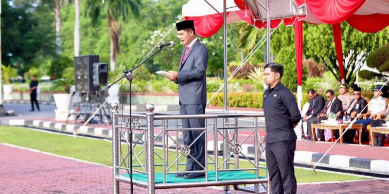 Sekda Aceh, M. Nasir, bertindak sebagai Inspektur Upacara pada peringatan Hari Kesehatan Nasional (HKN) ke-61 di halaman Kantor Gubernur Aceh, Banda Aceh, Rabu (12/11/2025). Foto: Biro Adpim Setda Aceh