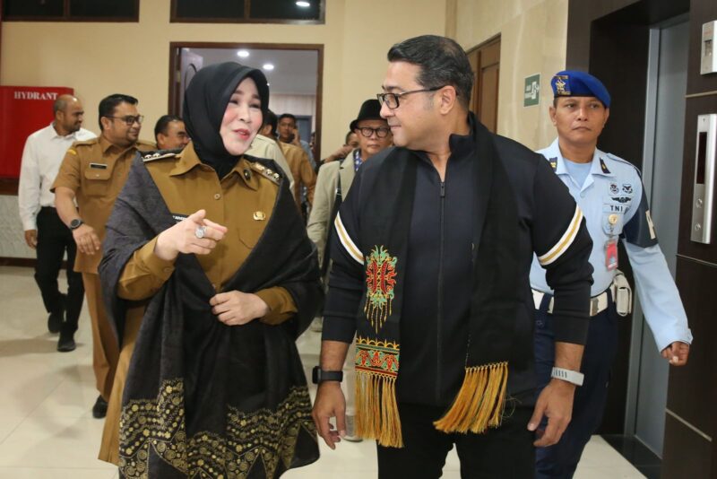 Wali Kota Banda Aceh Illiza Sa'aduddin Djamal menjemput Menteri Ekonomi Kreatif T Riefky Harsya di Bandara Internasional Sultan Iskandar Muda, Selasa (25/11/2025). Foto: Dok. Istimewa