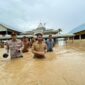 Air setinggi sepinggang menggenangi sejumlah wilayah Aceh Barat saat peninjauan Bupati dan Wabup bersama jajaran, Kamis (27/11/2025). Foto: Dok. Pemkab Aceh Barat