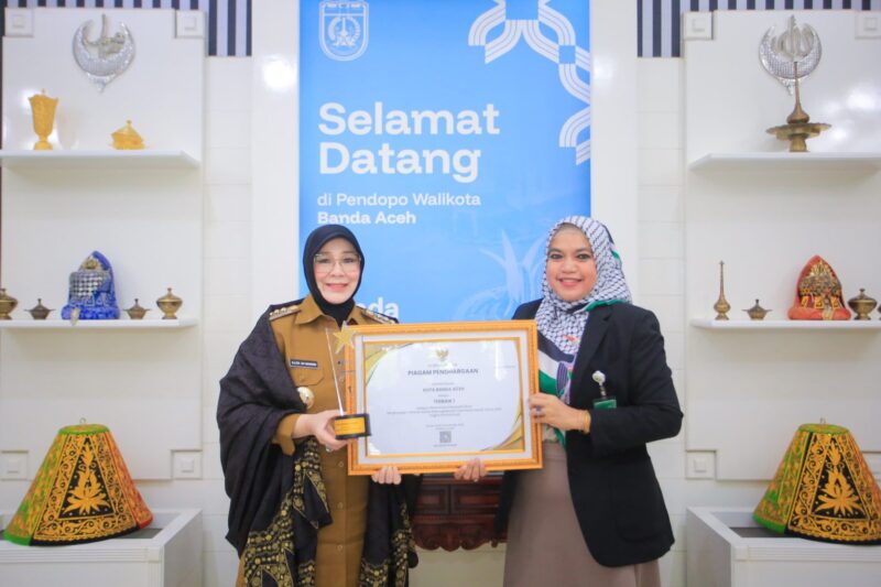 Wali Kota Banda Aceh Illiza Sa’aduddin Djamal menerima Paritrana Award 2025 yang diserahkan oleh Kepala BPJS Ketenagakerjaan Cabang Banda Aceh, Selasa (25/11/2025). Foto: Dok. Prokopim Kota Banda Aceh