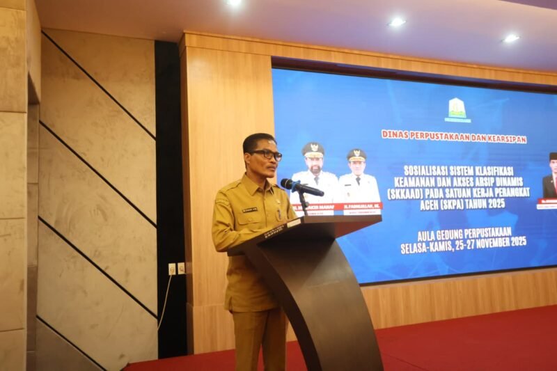 Kepala Dinas Perpustakaan dan Kearsipan Aceh, Dr. Syaridin, membuka sosialisasi SKKAAD bagi SKPA di Aula Gedung Perpustakaan Aceh, Selasa (25/11/2025). Foto: Dok. DPKA