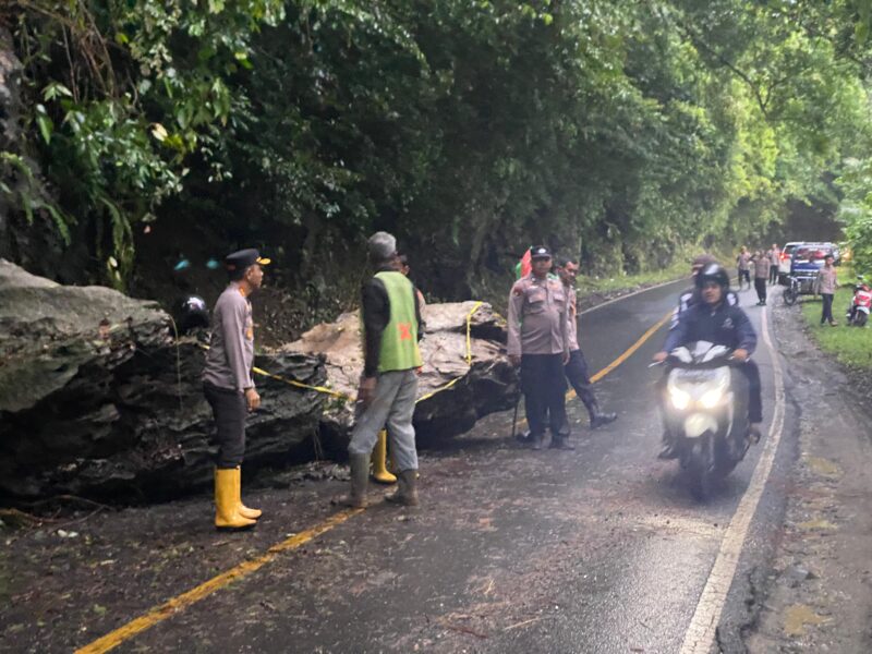 Kapolres Aceh Jaya AKBP Zulfa Renaldo, S.I.K., M.Si. bersama jajarannya turun langsung meninjau jalur utama Banda Aceh–Calang yang rawan longsor di kawasan Gunung Geurutee, Selasa (11/11/2025). Foto: Dok. Humas Polres Aceh Jaya