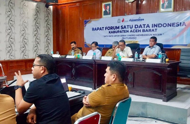 Asisten Bidang Perekonomian dan Pembangunan Aceh Barat, Wista Nowar, membuka Rapat Forum Satu Data Indonesia di Aula Cut Nyak Dhien Bappeda, Meulaboh, Selasa (4/11/2025). Foto: Dok. Istimewa
