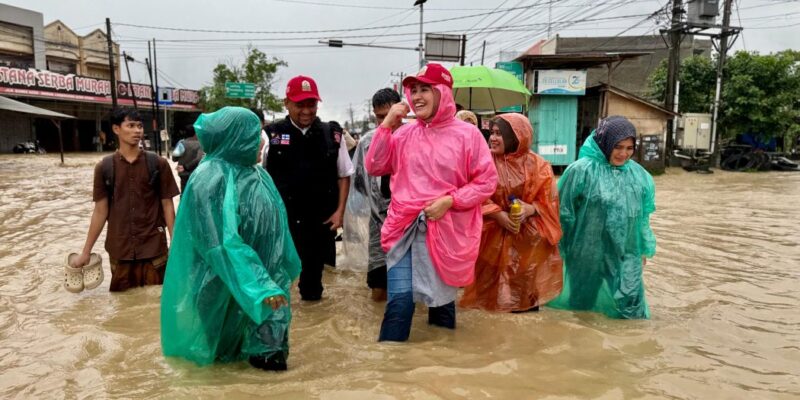 Ketua TP-PKK Aceh Marlina Muzakir meninjau banjir di Lhoksukon dan membantu warga terdampak yang mengalami sesak napas, Rabu (26/11/2025). Foto: Dok. Biro Adpim Setda Aceh