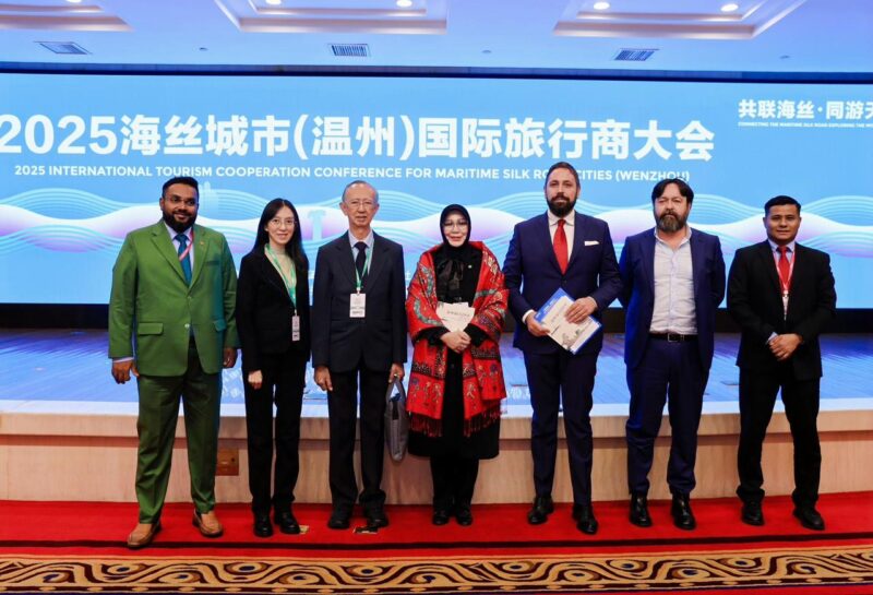 Illiza Sa’aduddin Djamal berfoto bersama perwakilan UNESCO, World Tourism Alliance, dan delegasi lainnya setelah menyampaikan paparan tentang Banda Aceh di Maritime Silk Road Conference, Wenzhou, China, Kamis (20/11/2025). Foto: Dok. Prokopim Kota Banda Aceh
