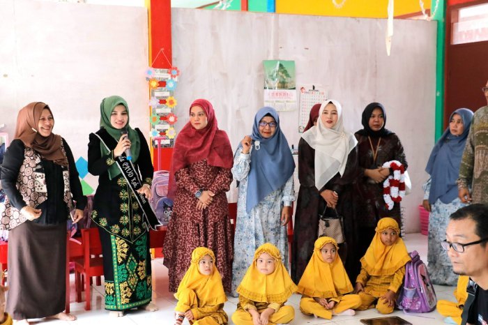 Bunda PAUD Aceh Barat, Ny Afrinda Novalia, menyerahkan bantuan APE secara simbolis kepada kepala sekolah di TK Negeri Percontohan Aceh Barat, Kamis (20/11/2025). Foto: Dok. Pemkab Aceh Barat