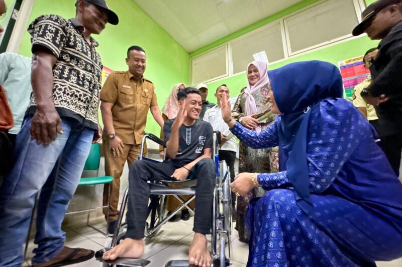 Ibu Gubernur Aceh, Ny. Marlina Muzakir menjemput seorang remaja penderita lumpuh layu asal Pulo Aceh, Rahmad Akbar AB (19), di Dermaga Kapal Lampulo, Banda Aceh, Selasa (4/11/2025). Foto: Dok. Istimewa