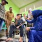 Ibu Gubernur Aceh, Ny. Marlina Muzakir menjemput seorang remaja penderita lumpuh layu asal Pulo Aceh, Rahmad Akbar AB (19), di Dermaga Kapal Lampulo, Banda Aceh, Selasa (4/11/2025). Foto: Dok. Istimewa