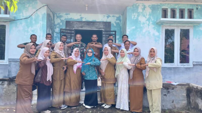 Kabid Dalduk dan Keluarga Berencana DPMPKB Aceh Jaya bersama Peserta Mini Lokakarya Kecamatan Setia Bakti di Aula KB Setia Bakti, Lhok Geulumpang, Senin (24/11/2025). Foto: Dok. Sanusi/NOA.co.id