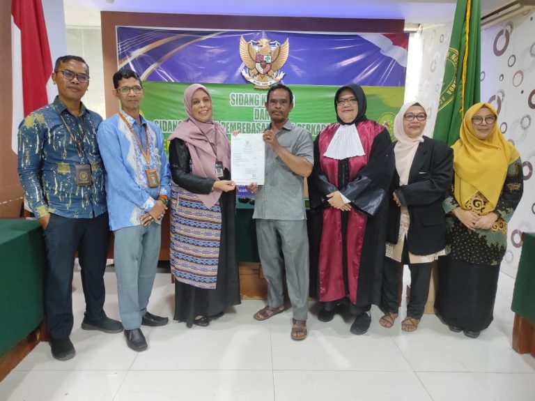 Sekretaris Disdukcapil Kota Banda Aceh, Nurhasanah, menyerahkan dokumen administrasi kependudukan hasil Sidang Pengadilan Keliling kepada warga secara langsung, Kamis (20/11/2025). Foto: Dok. Disdukcapil Kota Banda Aceh