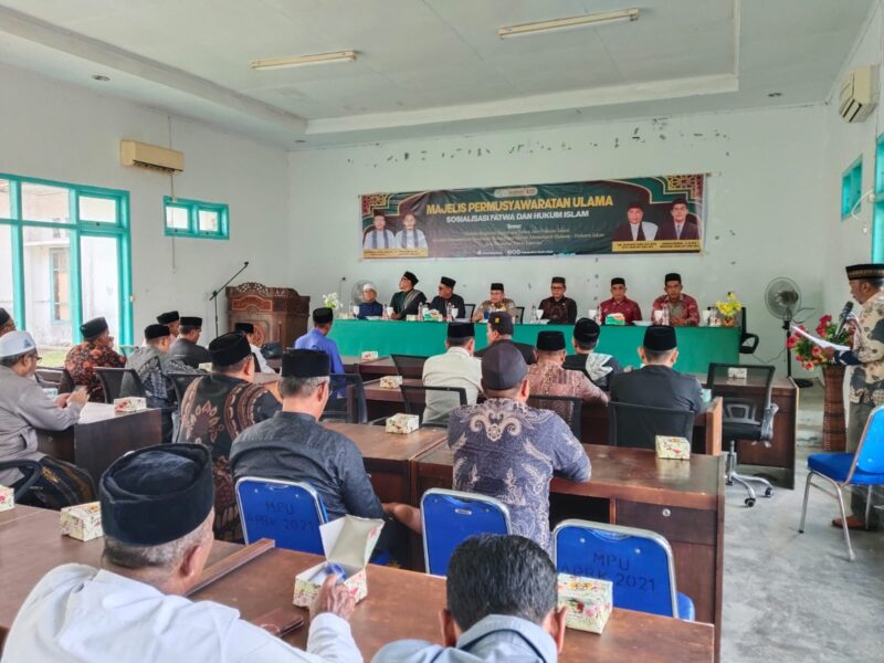 MPU Aceh Jaya beserta para peserta dalam kegiatan sosialisasi fatwa dan hukum Islam di Aula Sekretariat MPU Aceh Jaya, Gampong Blang, Kecamatan Krueng Sabee, Kamis (20/11/2025. Foto: Dok. Sanusi/NOA.co.id