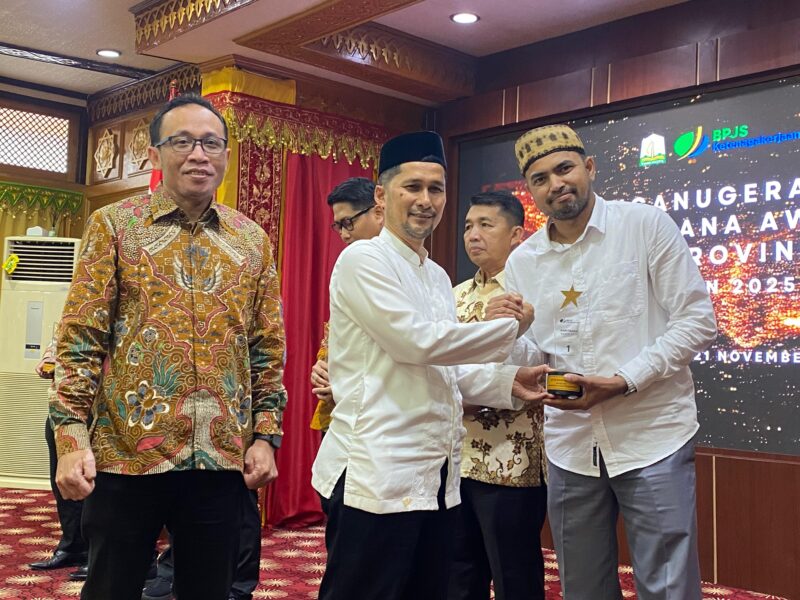 Staf Ahli Bidang Ekonomi, Keuangan, dan Pembangunan Said Fauzan menerima Plakat Paritrana Award 2025 mewakili Wali Kota Banda Aceh di Anjong Mon Mata, Meuligoe Gubernur Aceh, Jumat (21/11/2025). Foto: Dok. Istimewa