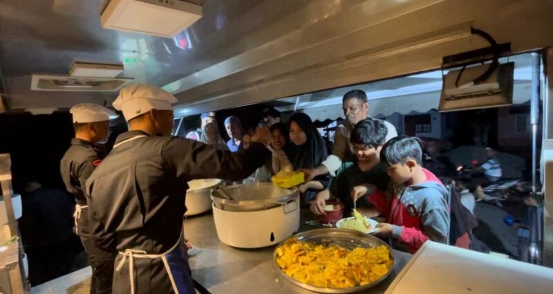 Petugas gabungan menyalurkan makanan siap saji kepada pengungsi di wilayah terdampak bencana, Sabtu (29/11/2025). Foto: Dok. Istimewa