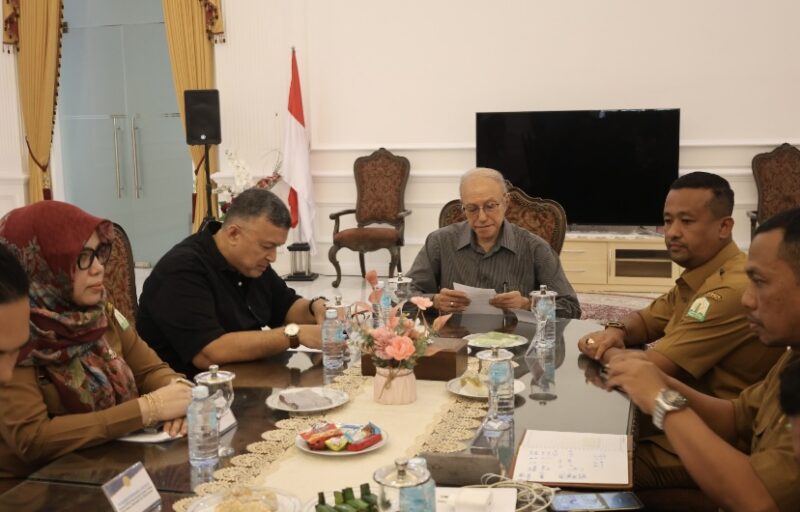 Wali Nanggroe Aceh, Tgk. Malik Mahmud Al Haythar, bersama Dinas Sosial Aceh melakukan audiensi resmi terkait pentingnya penerapan Satu Data Aceh yang berlangsung di Meuligoe Wali Nanggroe Aceh, Selasa (18/11/2025). Foto: Dok. Istimewa