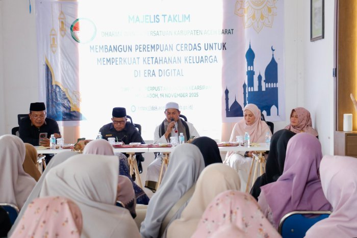 Ketua DWP Aceh Barat Cut Zulfahnur Syafitri bersama para anggota saat mengikuti majelis taklim di Dinas Perpustakaan dan Kearsipan, Jumat (14/11/2025). Foto: Dok. Pemkab Aceh Barat