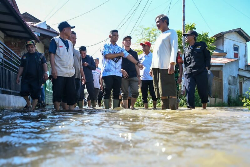 Wakil Wali Kota Banda Aceh meninjau kawasan terdampak banjir dan menyerahkan bantuan sembako kepada warga, Sabtu (29/11/2025). Foto: Dok. Prokopim Kota Banda Aceh
