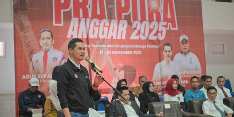 Sekda Aceh M. Nasir membuka secara resmi Kejuaraan Pra PORA Anggar 2025 di Gedung Anggar, Stadion Harapan Bangsa, Selasa (18/11/2025). Foto: Dok. Biro Adpim Setda Aceh