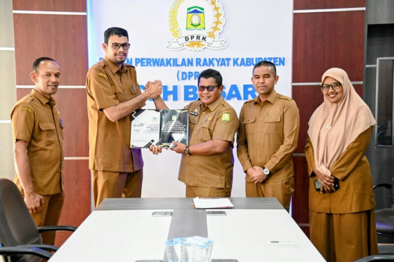 Sekda Aceh Besar Bahrul Jamil, SSos MSi menyerahkan KUA dan Rancangan PPAS kepada Sekwan DPRK Aceh Besar, Fata Muhammad SPdI MM di Ruang Rapat DPRK Aceh Besar Kota Jantho, Selasa (18/11/2025). Foto: Dok. MC Aceh Besar