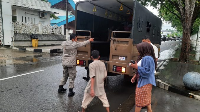 Petugas Satpol PP WH Banda Aceh melakukan patroli di Taman Bustanussalatin sebagai upaya menjaga ketertiban dan kenyamanan ruang publik, Kamis (27/11/2025). Foto: Dok. Istimewa
