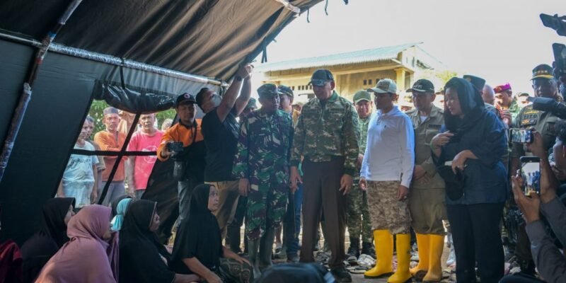 Pejabat pusat dan daerah meninjau lokasi terdampak banjir di Gampong Blang Awee, Pidie Jaya, memastikan percepatan distribusi bantuan bagi warga, Sabtu (29/11/2025). Foto: Dok. Biro Adpim Setda Aceh