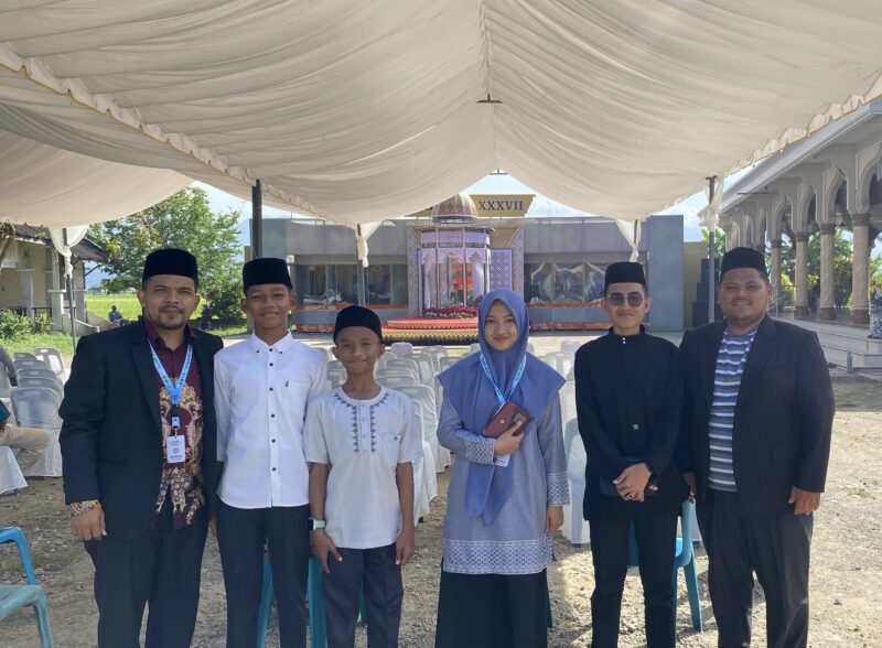 Farrasa Zayyan Bersama pelatih Putra Ustaz Munandar, S.Pd, M. Pd dan Ust. Munzirin, S.P, serta Farhan AP Ketua Kafilah Aceh Besar di Arena Lomba Cabang Tafidz Qur'an, Mesjid Istiqomah Meureudu, Pidie Jaya, Rabu, (05/11/2025) Foto: Dok. MC Aceh Besar