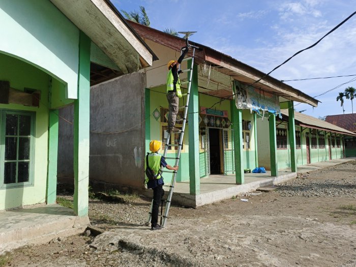 Petugas teknis tengah memeriksa koneksi perangkat Starlink guna mempercepat pemulihan jaringan internet di Aceh Barat, Minggu (30/11/2025). Foto: Dok. Pemkab Aceh Barat