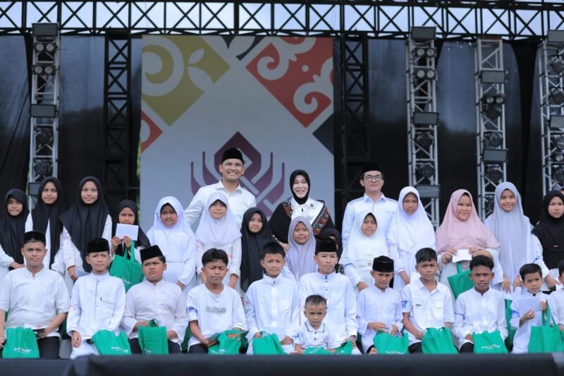 Wali Kota Banda Aceh Illiza Sa’aduddin Djamal dan Wakil Wali Kota Afdhal Khalilullah menyerahkan santunan kepada anak yatim pada Maulid Raya di Blang Padang, Senin (24/11/2025). Foto: Dok. Prokopim Kota Banda Aceh
