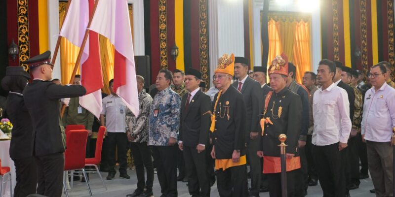 Wali Nanggroe Aceh Paduka Yang Mulia Teungku Malik Mahmud Al Haythar menyematkan gelar adat “Petua Panglima Hukom Nanggroe” kepada Menteri Dalam Negeri Tito Karnavian di Pendopo Wali Nanggroe, Darul Imarah, Aceh Besar, Rabu (12/11/2025). Foto: Biro Adpim Setda Aceh