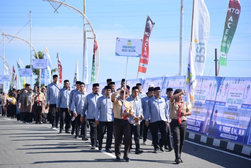 Kafilah Aceh Besar ikut memeriahkan Pawai Ta'aruf MTQ XXXVII tingkat Provinsi Aceh tahun 2025, Kecamatan Meureudu, Kabupaten Pidie Jaya, Sabtu (1/11/2025). Foto: Dok. MC Aceh Besar