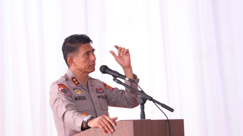 Kapolda Aceh Irjen Pol. Drs. Marzuki Ali Basyah memberikan arahan kepada personel saat melakukan kunjungan kerja di Polres Aceh Tengah, Sabtu (15/11/2025). Foto: Dok. Istimewa