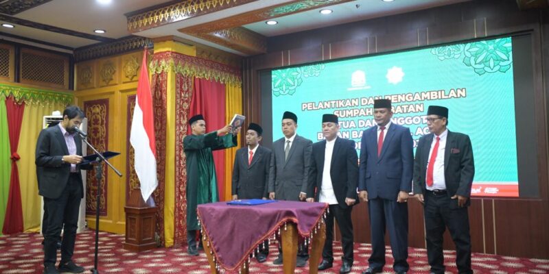 Gubernur Aceh Muzakir Manaf (Mualem) melantik Ketua dan Anggota Badan Baitul Mal Aceh periode 2025–2030 di Restoran Pendopo Gubernur Aceh, Senin malam (17/11/2025). Foto: Dok. Biro Adpim Setda Aceh