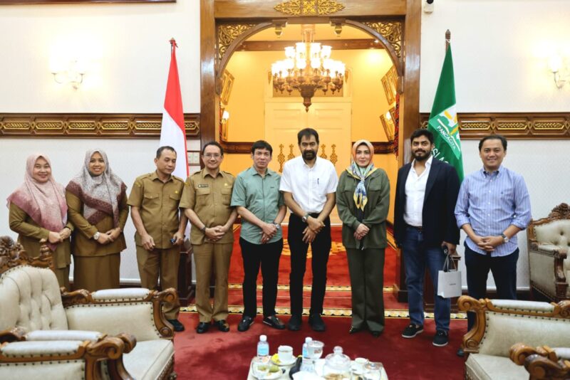 Gubernur Aceh, Muzakir Manaf di dampingi SKPA terkait menerima kunjungan calon investor dari Blackstone Malaysia di Meuligoe Gubernur Aceh, Selasa (4/11/2025). Foto: Dok. Istimewa
