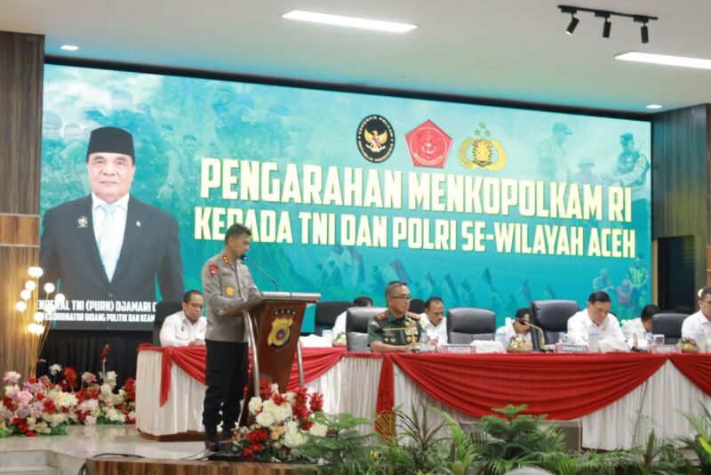 Menkopolkam RI Jenderal TNI (Purn.) Djamari Chaniago bersama Kapolda Aceh Irjen Pol. Marzuki Ali Basyah saat menghadiri pengarahan TNI–Polri di Gedung Presisi Mapolda Aceh, Rabu (26/11/2025). Foto: Dok. Istimewa