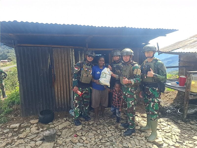 Satgas Yonif 112/DJ melakukan kegiatan Pos Puncak Senyum di Kampung Yarmukum Distrik Tinggi Nambut, Kabupaten Puncak Jaya, Provinsi Papua Tengah, Selasa (11/11/2025). Foto: Dok. Istimewa