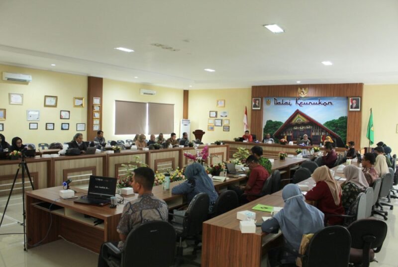 Kadinkes Kota Banda Aceh, Wahyudi, bersama mitra nasional dan internasional saat mengikuti diskusi dan debriefing Field Oversight Visit (FOV) RSSH di Balee Keurukon Balai Kota Banda Aceh, Kamis (13/11/2025). Foto: Dok. Dinkes Kota Banda Aceh