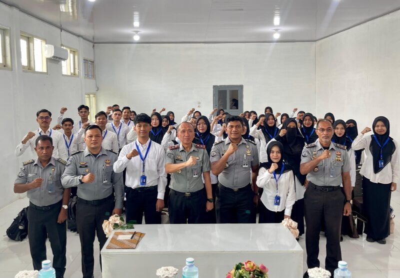 Kalapas Meulaboh, Tendi Kustendi, bersama jajaran pejabat struktural dan peserta Magang Nasional Kemnaker berfoto bersama usai acara penyambutan di Aula Lapas Meulaboh, Senin (24/11/2025). Foto: Dok. Istimewa