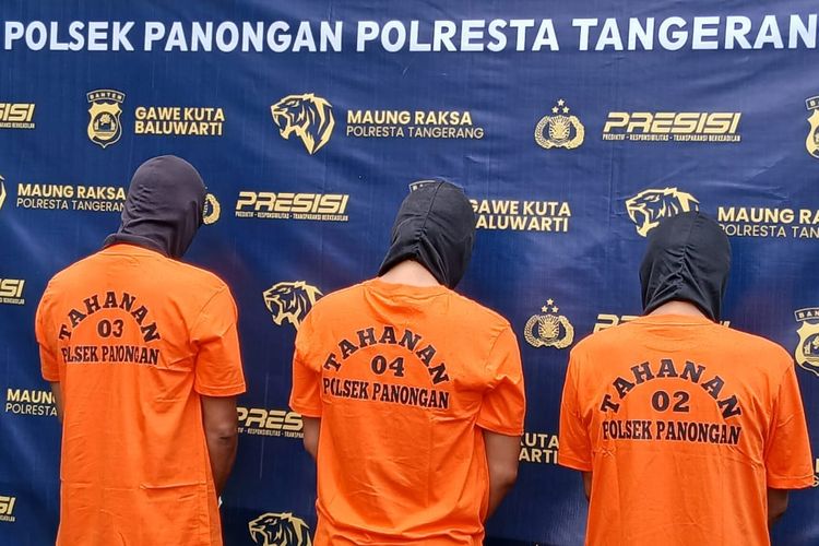 Oknum aparatur sipil negara (ASN) Pemkab Tangerang yang diringkus Polresta Tangerang akibat menyalahgunakan dan mengedarkan narkoba jenis ganja hingga ke Pulau Bali, Kamis (6/11/2025). (Foto: RRI/Saadatuddaraen)