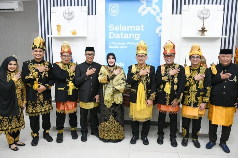 Wali Kota Banda Aceh Illiza Sa’aduddin Djamal menjamu Menteri Kebudayaan RI Fadli Zon yang tampil dengan pakaian adat Aceh pada makan malam di Pendopo Wali Kota, Senin (24/11/2025). Foto: Dok. Prokopim Kota Banda Aceh