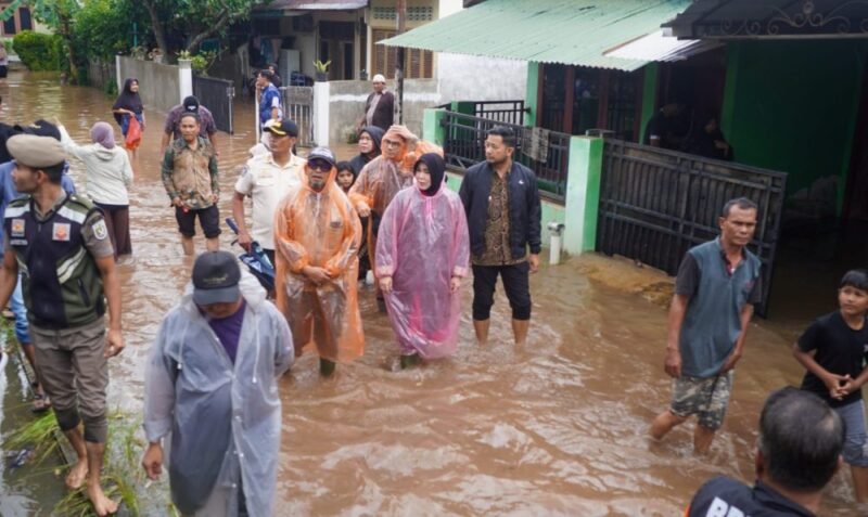 Tim Pemko Banda Aceh memantau langsung harga kebutuhan pokok di pasar sebagai respon cepat terhadap gangguan distribusi akibat bencana, Jumat (28/11/2025). Foto: Dok. Diskominfo Kota Banda Aceh