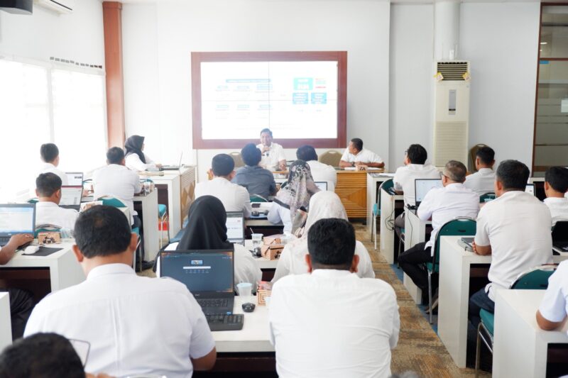Kasubbag Pengelolaan Informasi Pengadaan Barang dan Jasa BPBJ Setda Aceh, Denny, S.STP., M.Si, memberikan arahan pada Workshop E-Kontrak di Banda Aceh, Rabu (5/11/2025). Foto: Dok. Biro PBJ Setda Aceh