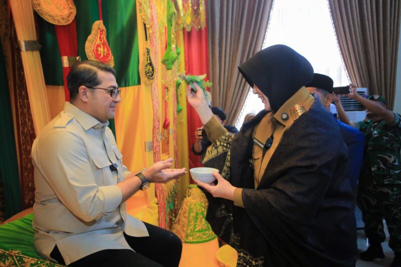 Wali Kota Banda Aceh Illiza Sa’aduddin Djamal menyambut Menteri Ekonomi Kreatif Teuku Riefky Harsya dengan prosesi adat Peusijuek di Pendopo Wali Kota, Selasa (25/11/2025). Foto: Dok. Prokopim Kota Banda Aceh