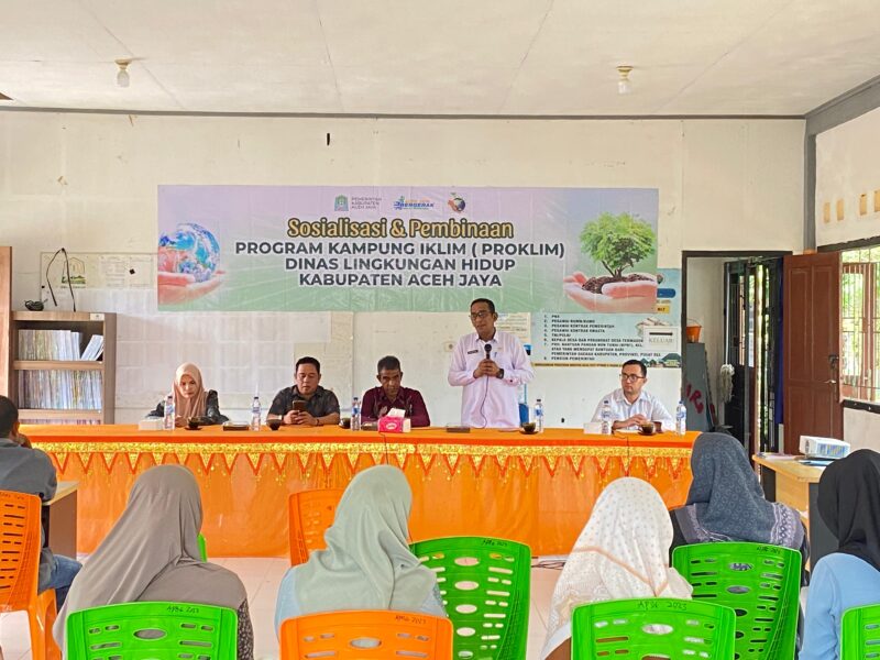 Plt Kadis DLH Aceh Jaya sedang memaparkan materi pada kegiatan sosialisasi dan pembinaan Program Kampung Iklim (Proklim) di ruang balai kantor Desa Gampong Baro, Kec. Setia Bakti, Rabu (19/11/2025). Foto: Dok. Sanusi/NOA.co.id
