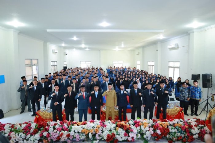 Suasana foto bersama seluruh peserta Soft Launching Talenta Cepat dan IAC di Gedung C BKPSDM Aceh Barat, Senin (17/11/2025). Foto: Dok. Pemkab Aceh Barat