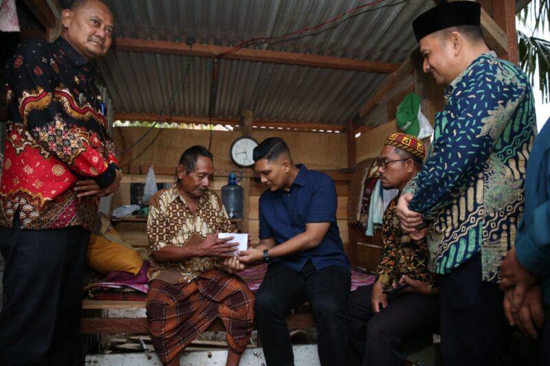 Wakil Wali Kota Banda Aceh, Afdhal Khalilullah, menyerahkan bantuan zakat kepada warga mustahik di Kecamatan Syiah Kuala, Kamis (13/11/2025). Foto: Dok. Prokopim Kota Banda Aceh