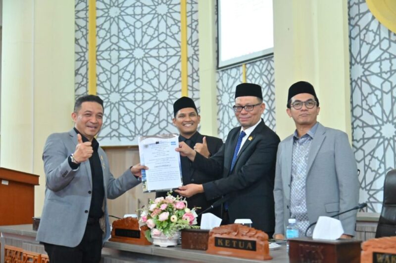Anggota DPRK Banda Aceh dari Fraksi Partai Demokrat, Royes Ruslan, menyampaikan pandangan Fraksi terhadap R-APBK 2026 dalam Rapat Paripurna di Gedung DPRK Banda Aceh, Selasa (11/11/2025). Foto: Dok. Istimewa